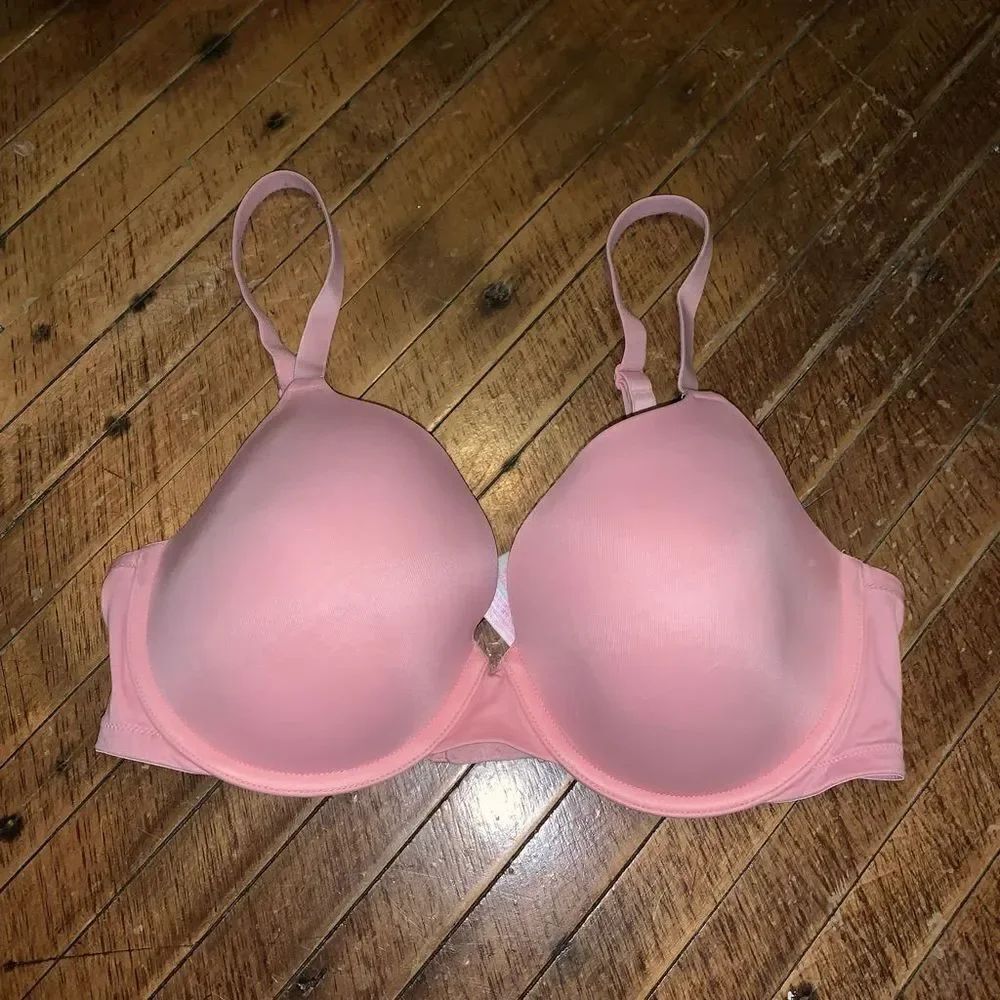 Victoria’s Secret wear everywhere T-shirt lightly lined barbiecore 34DD bra